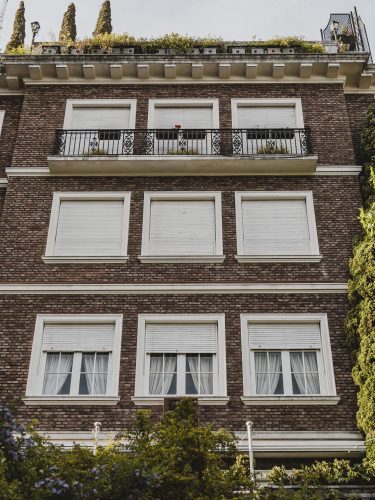 angulo-edificio-apartamentos-ventanas-ciudad2